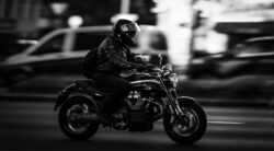 Panning Shot eines Motorradfahrers