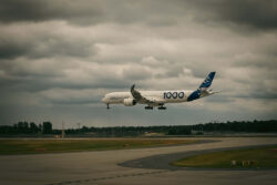 Airbus A350-1000 beim Landeanflug auf der ILA 2026