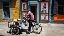 Ein Radfahrer mit Kartons voller Eier
