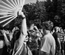 fan Links eine Person hält den Arm nach Oben mit einem Fächer