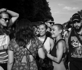 friends Vier Personen stehen gut gelaunt zusammen, zwei weitere laufen unmittelbar vorbei. CSD 2023