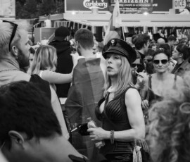 where´s Wilma eine Person in der Mitte einer Menschenmenge schaut suchend in Blickrichtung der Kamera vorbei. CSD 2023