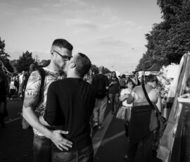 Zwei Männer küssen sich auf den Mund. CSD Szene 2023. Zwei Männer küssen sich auf den Mund.
