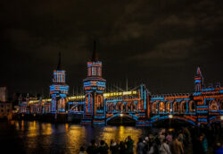 Projektion von abstrakten grafischen Mustern auf die Fassade der Oberbaumbrücke beim Festival of Lights 2023
