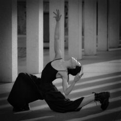 Tanz Performance von Tänzerin Elizaveta Poliakova in der James Simon Galerie neben dem Kolonadenhof auf der Museumsinsel Berlin