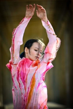 Tanz Performance von Tänzerin Elizaveta Poliakova im Kolonadenhof auf der Museumsinsel Berlin