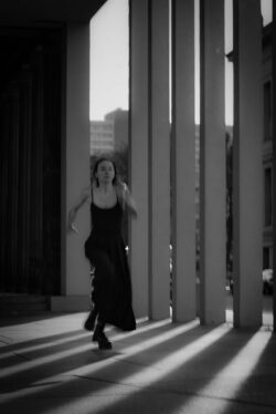 Tanz Performance von Tänzerin Elizaveta Poliakova in der James Simon Galerie neben dem Kolonadenhof auf der Museumsinsel Berlin