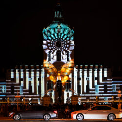 Projektion von Schmetterlingen und abstrakten grafischen Mustern auf die Fassade des Schlosses Charlottenburg beim Festival of Lights 2024