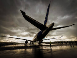 Look up Perspektive auf den Airbus A350-1000 bei starkem Regen und dramatischen Wolken