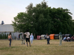 Männer und Frauen spielen Ball auf dem Tempelhofer Feld Berlin. Sommerstimmung.