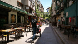 Ein Mann mit Schubkarre in einer Einkaufsmeile. Izmir.