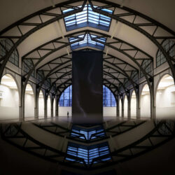 Bogen in der großen Halle am Hamburger Bahnhof in Berlin. Links in der Ferne ein Security Mensch