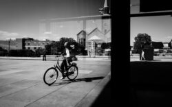 Fahrradfahrer auf dem Plateau Neue Nationalgalerie, Fußgänger und im Hintergrund die Matthäus Kirche in Berlin Mitte