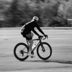 Panning shot eines Fahrradfahrers mit Helm im Sportaufzug