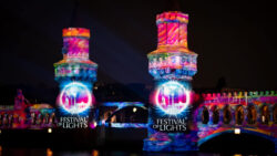 Projektion vom Logo des Festival of Lights Fassade der Oberbaumbrücke beim Festival of Lights 2023