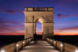 Auf dem Plateau des Belvedere auf dem Pfingsberg im Sonnenuntergang zwei nah beieinander stehende Menschen