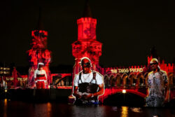 Projektion von Tupac Shakur auf die Fassade der Oberbaumbrücke beim Festival of Lights 2023